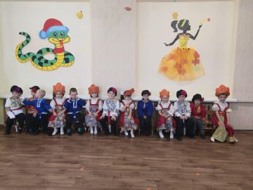 Предприниматель из Михайловки подарил детскому саду национальные костюмы