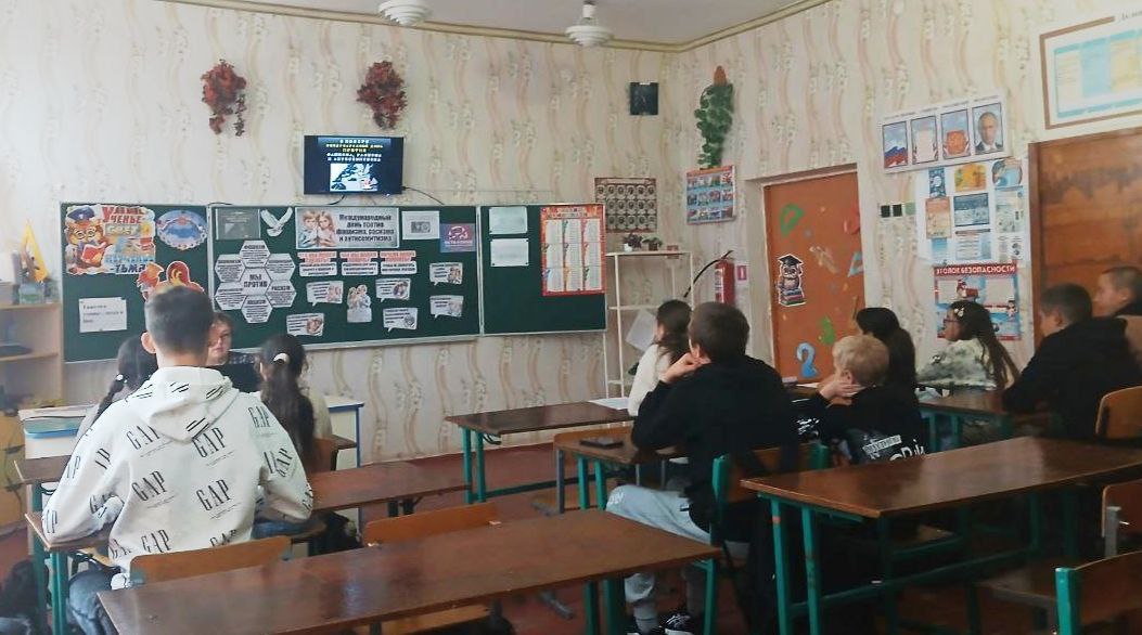 10 ноября в ГБОУ "Новоалександровская школа Нижнесерогозского района" прошёл воспитательный час на тему «Все разные — все равные», приуроченный к Международному дню против фашизма, расизма и антисемитизма 10 ноября в ГБОУ "Новоалександровская школа Нижнесерогозского района" прошёл воспитательный час на тему «Все разные — все равные», приуроченный к Международному дню против фашизма, расизма и антисемитизма