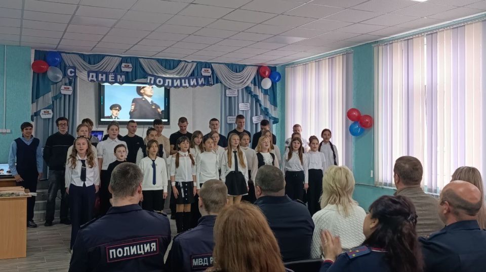 Сегодня в ГБОУ ХО «Нижнесерогозская школа Нижнесерогозского района» состоялся праздничный концерт, посвященный Дню полиции Сегодня в ГБОУ ХО «Нижнесерогозская школа Нижнесерогозского района» состоялся праздничный концерт, посвященный Дню полиции