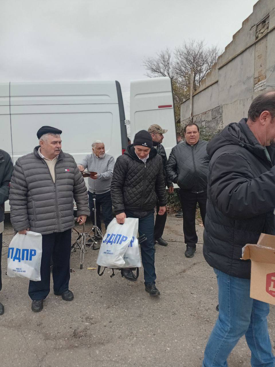 ЛДПР поздравила жителей Догмаровки с Днём села и передала гуманитарную помощь труженикам ЛДПР поздравила жителей Догмаровки с Днём села и передала гуманитарную помощь труженикам