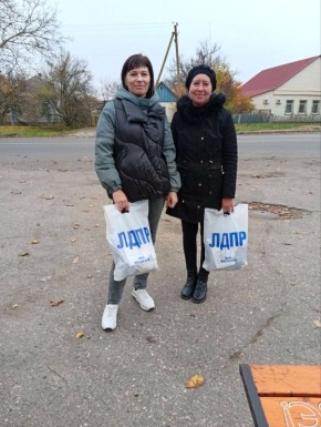 ЛДПР поздравила жителей Догмаровки с Днём села и передала гуманитарную помощь труженикам