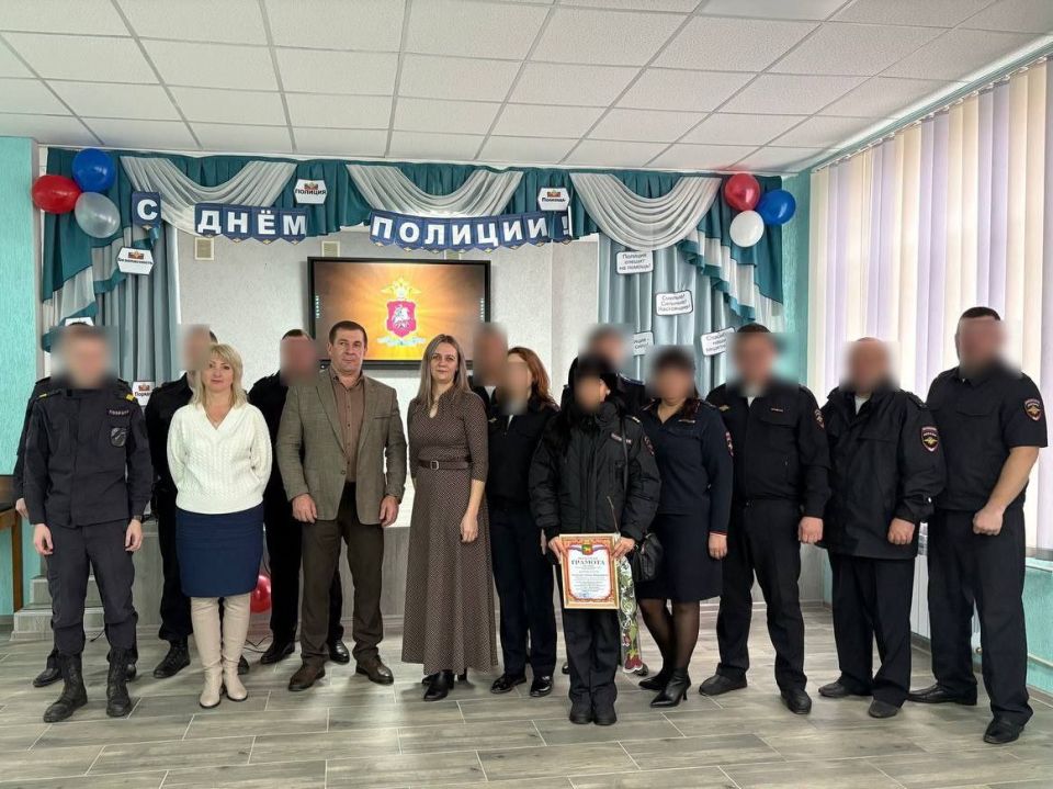 Поздравления сотрудников органов внутренних дел Российской Федерации от депутатов и активистов «Единой России» прошли в их профессиональный праздник во многих округах Херсонской области Поздравления сотрудников органов внутренних дел Российской Федерации от депутатов и активистов «Единой России» прошли в их профессиональный праздник во многих округах Херсонской области