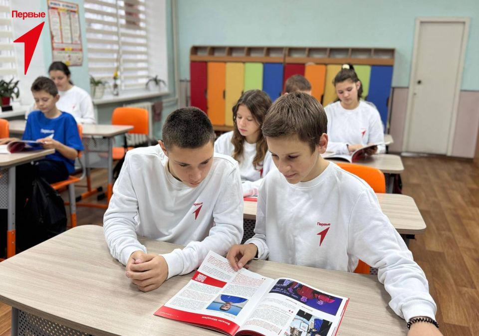 Первым Григорьевской школы передали сборники Движения Первых Первым Григорьевской школы передали сборники Движения Первых