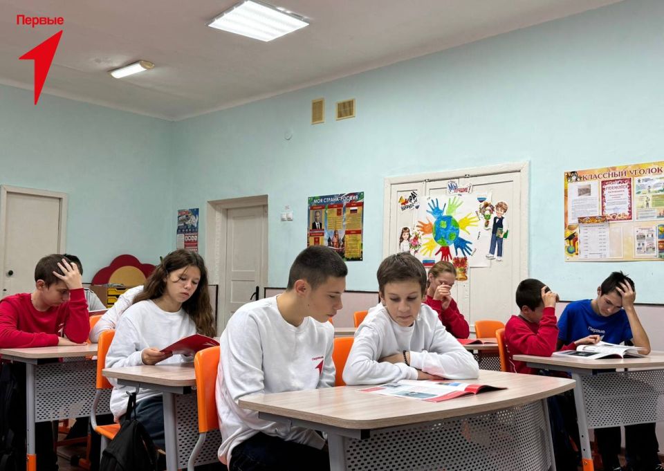 Первым Григорьевской школы передали сборники Движения Первых Первым Григорьевской школы передали сборники Движения Первых