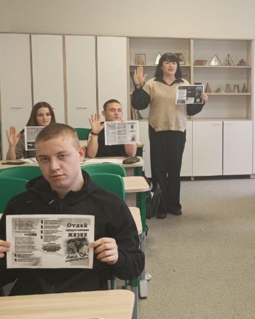 Информационный час под названием «Наркотики: путешествие туда, откуда нет возврата» и тематическая беседа «Дьявол по имени Кайф» Информационный час под названием «Наркотики: путешествие туда, откуда нет возврата» и тематическая беседа «Дьявол по имени Кайф»