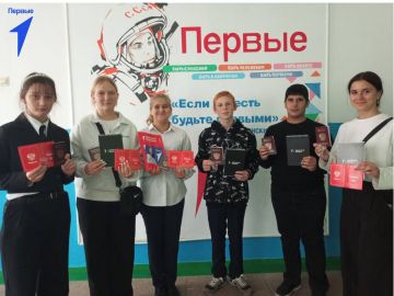 Первых Чаплинской школы № 2 поздравили с получением паспорта гражданина России