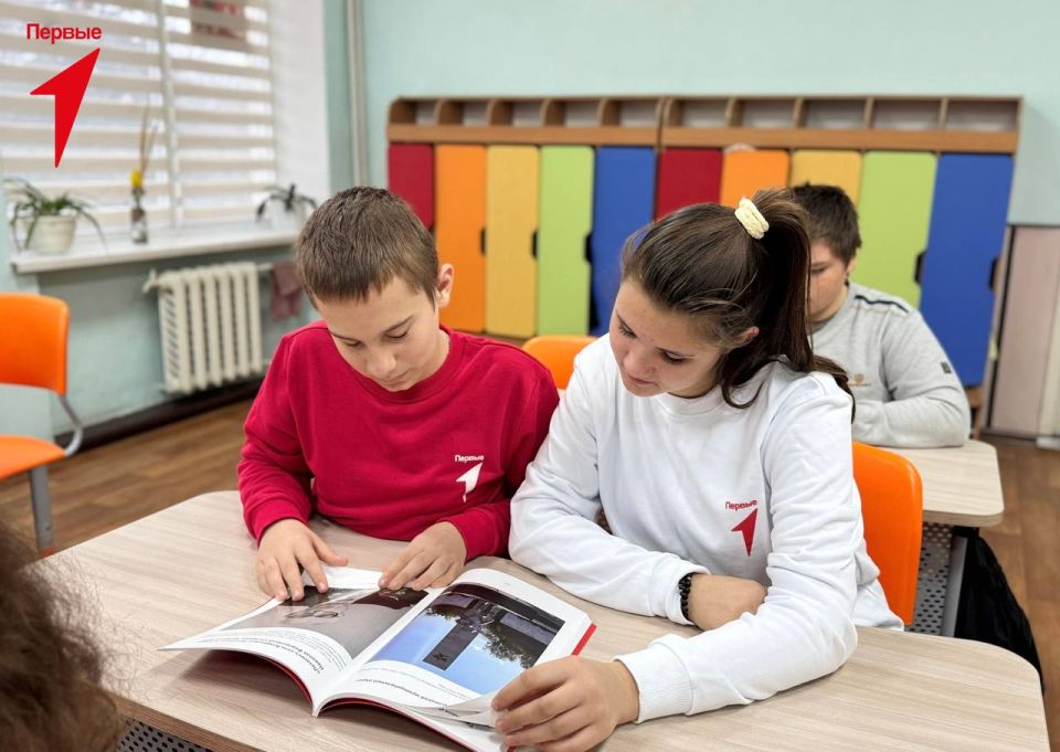Первым Григорьевской школы передали сборники Движения Первых Первым Григорьевской школы передали сборники Движения Первых