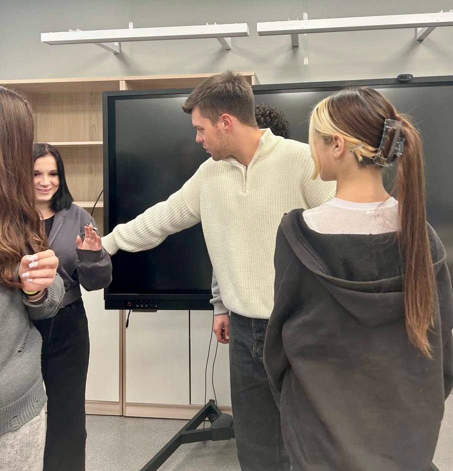 Наставники проекта «Школа юмора» увлеченно готовят команды, не прошедшие в ФИНАЛ, к их выступлениям в Супер кубке Херсонской официальной лиги КВН Ведь именно там разыграется еще ОДНА путёвка в ФИНАЛ сезона, который состоится... Наставники проекта «Школа юмора» увлеченно готовят команды, не прошедшие в ФИНАЛ, к их выступлениям в Супер кубке Херсонской официальной лиги КВН Ведь именно там разыграется еще ОДНА путёвка в ФИНАЛ сезона, который состоится...