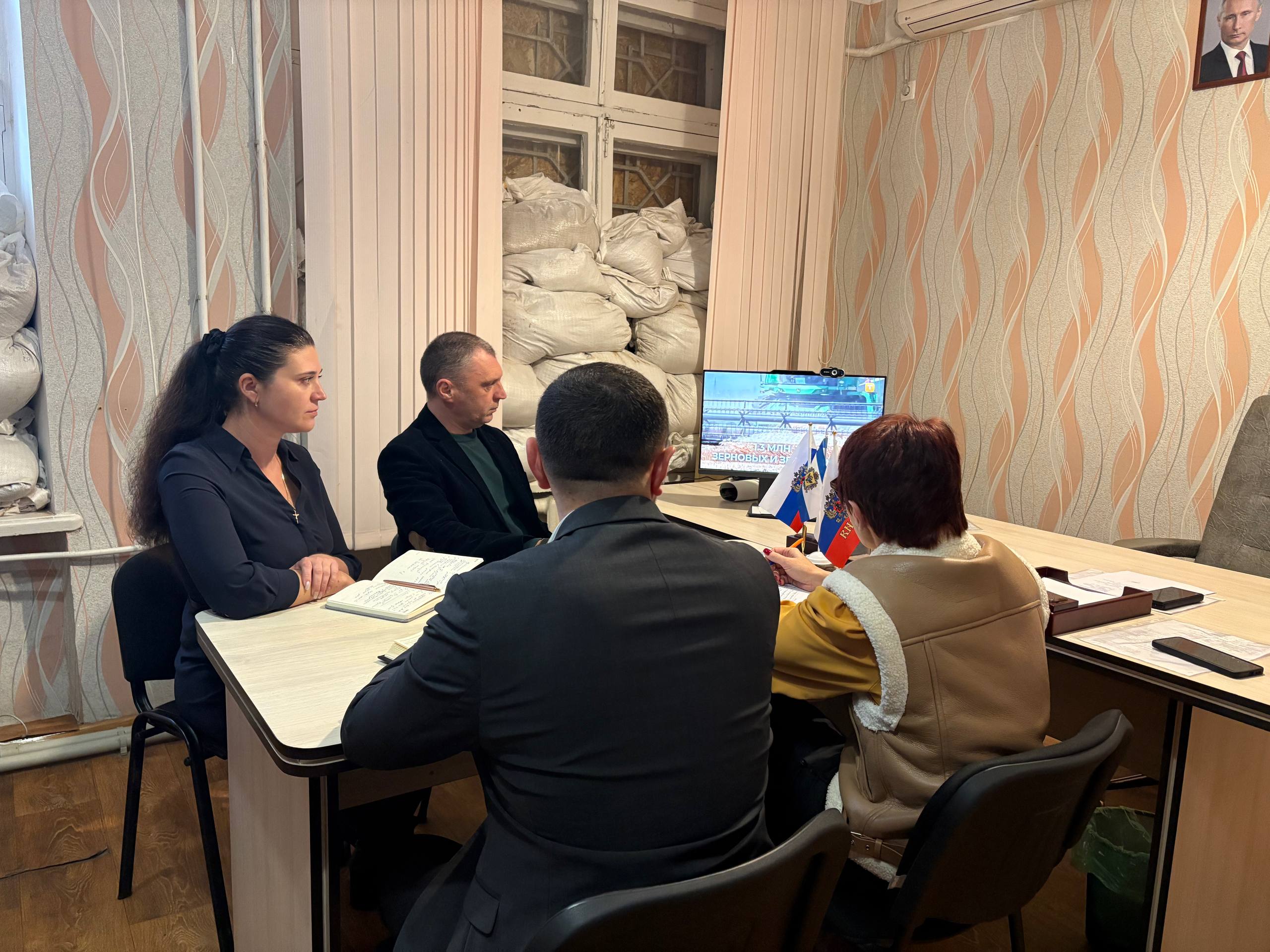 Сотрудники администрации округа подключились к прямой линии с Губернатором Владимиром Сальдо Сотрудники администрации округа подключились к прямой линии с Губернатором Владимиром Сальдо