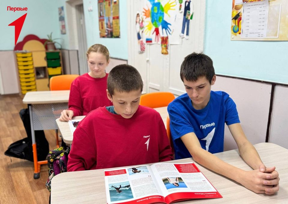 Первым Григорьевской школы передали сборники Движения Первых Первым Григорьевской школы передали сборники Движения Первых