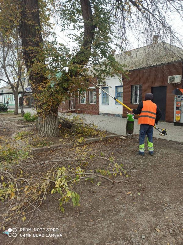 Новости благоустройства. Администрация Генического муниципального округа информирует, что подведомственные коммунальные учреждения продолжают плановые работы по благоустройству и наведению порядка на территории нашего округа Новости благоустройства. Администрация Генического муниципального округа информирует, что подведомственные коммунальные учреждения продолжают плановые работы по благоустройству и наведению порядка на территории нашего округа