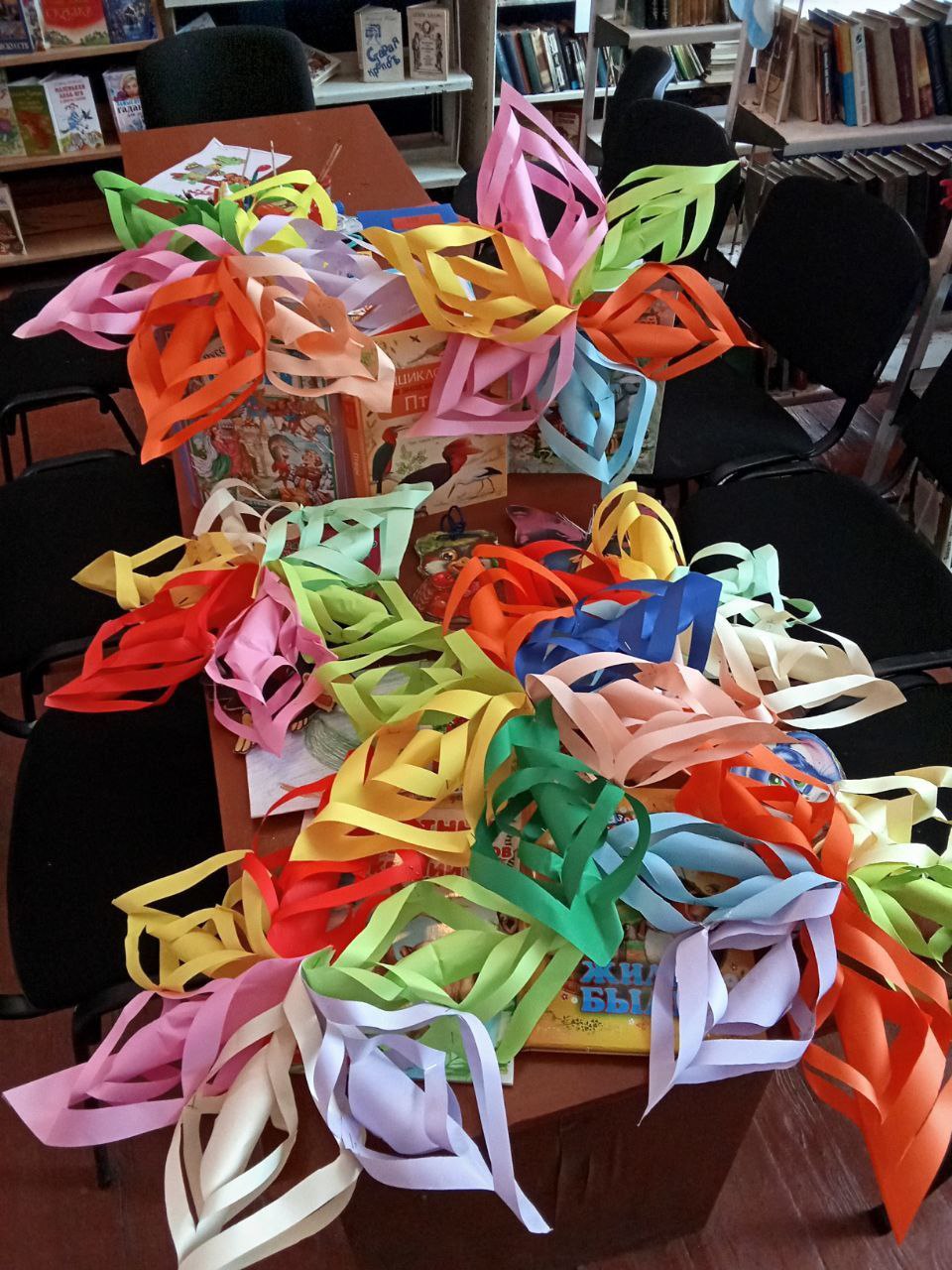 Юные таланты в Братской библиотеке: волшебство из цветной бумаги Юные таланты в Братской библиотеке: волшебство из цветной бумаги