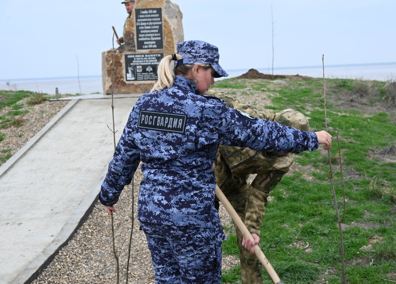 Саженцы Ясеня высадили у обелиска памяти на мысе Кутара Саженцы Ясеня высадили у обелиска памяти на мысе Кутара