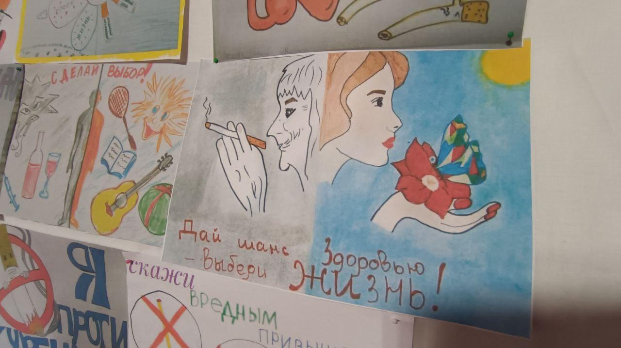 В селе Павловка организовали выставку рисунков «Мы против курения»