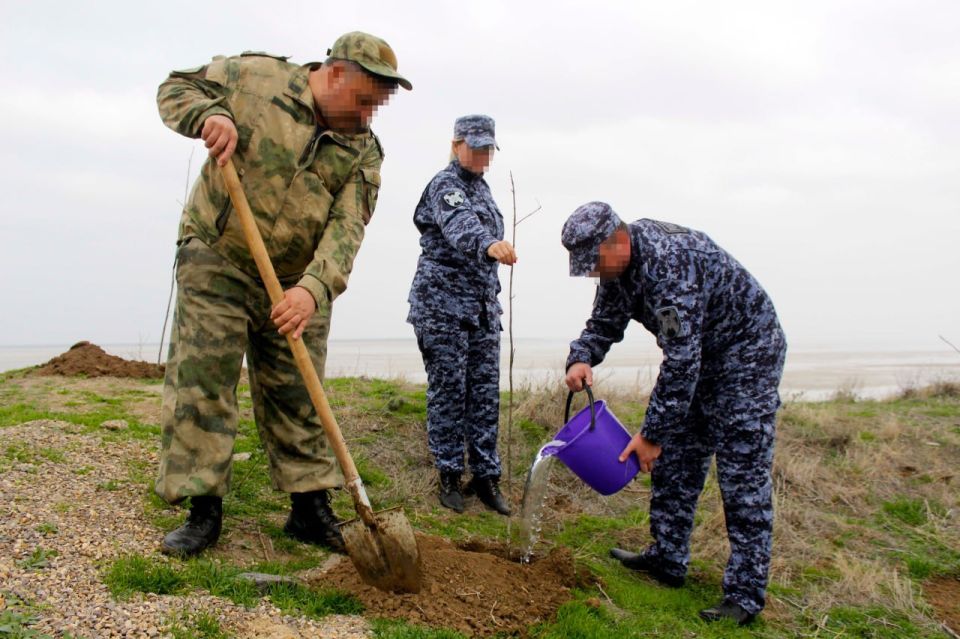 Росгвардейцы и экологи высадили "Сад Памяти" на легендарном плацдарме у Сиваша Росгвардейцы и экологи высадили "Сад Памяти" на легендарном плацдарме у Сиваша