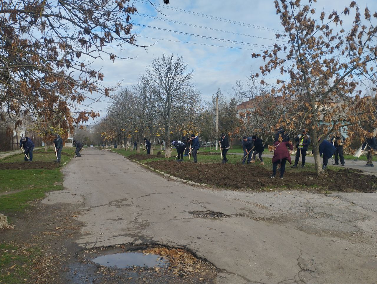 В Верхнерогачикском муниципальном округе полным ходом идут осенние работы по уборке и облагораживанию территорий В Верхнерогачикском муниципальном округе полным ходом идут осенние работы по уборке и облагораживанию территорий