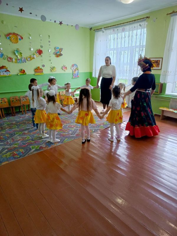 Праздник осени в Александровском ясли-саде «Берёзка» Праздник осени в Александровском ясли-саде «Берёзка»