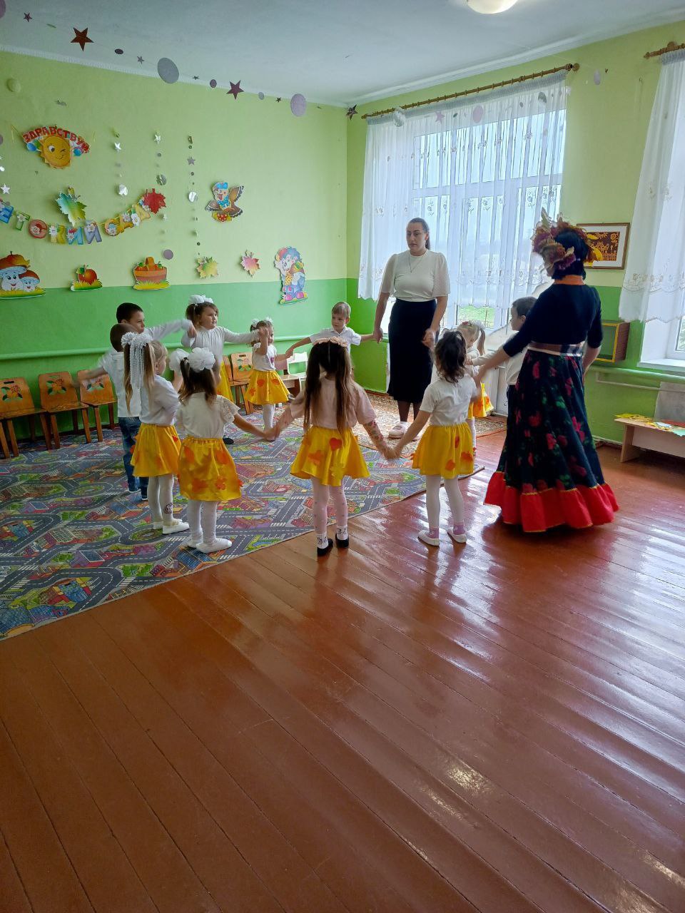 Праздник осени в Александровском ясли-саде «Берёзка» Праздник осени в Александровском ясли-саде «Берёзка»