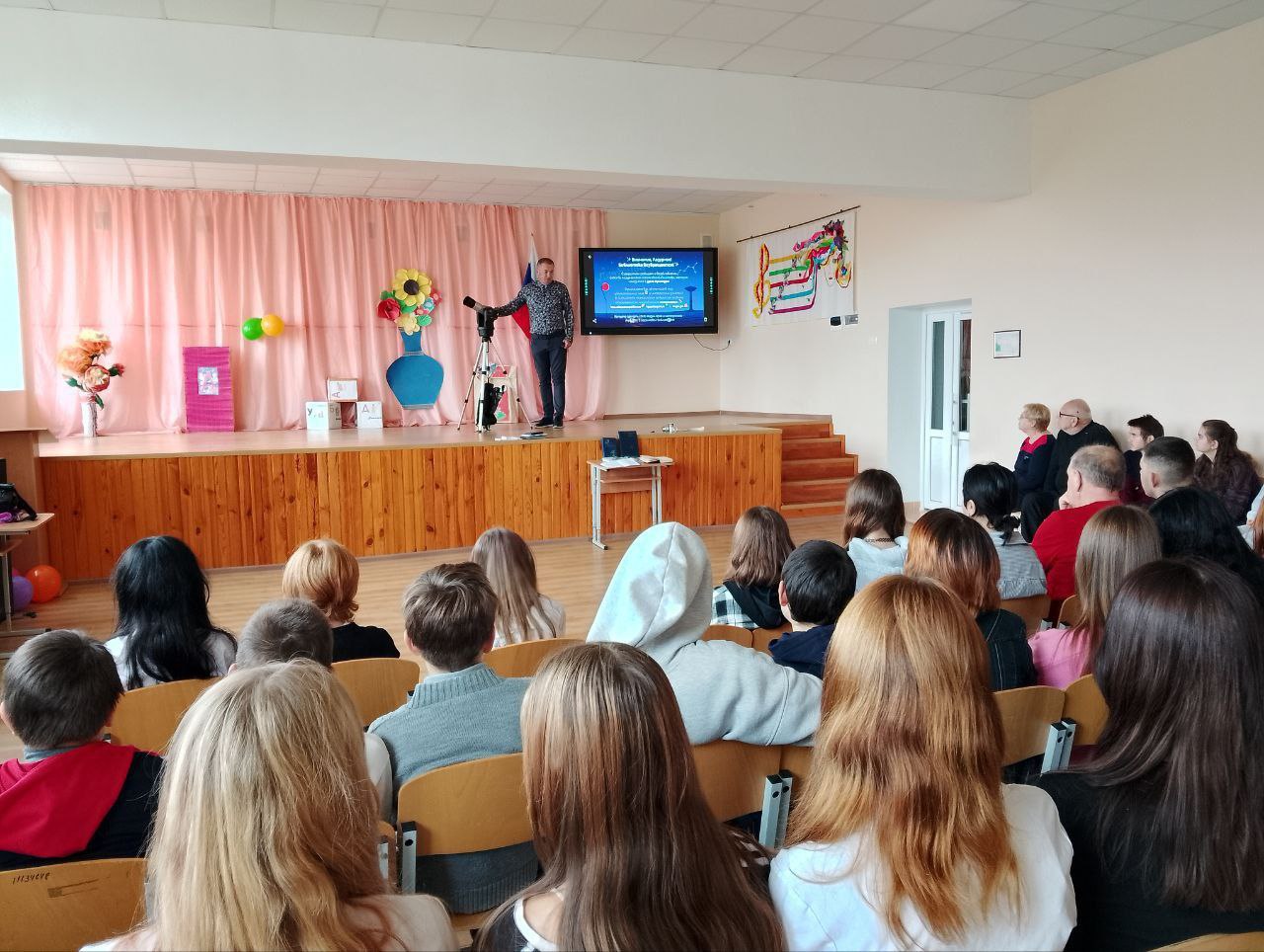 Новые горизонты в Лазурненской библиотеке: школьники открывают для себя мир филателии и астрономии! Новые горизонты в Лазурненской библиотеке: школьники открывают для себя мир филателии и астрономии!