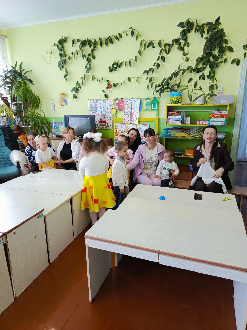 Праздник осени в Александровском ясли-саде «Берёзка» Праздник осени в Александровском ясли-саде «Берёзка»