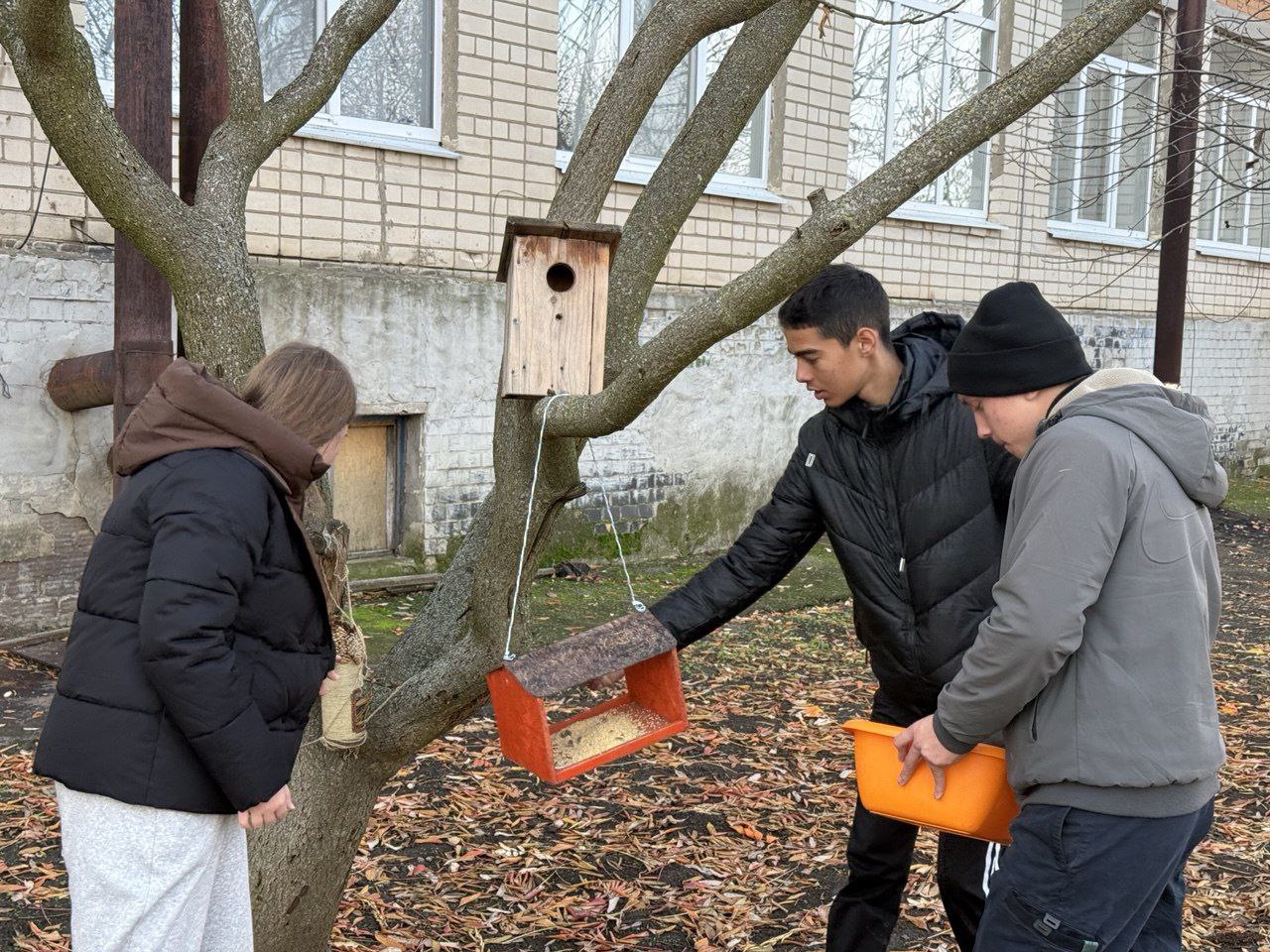 В Костогрызовском сельском клубе прошла экологическая акция «Покормите птиц» В Костогрызовском сельском клубе прошла экологическая акция «Покормите птиц»