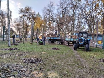 Скадовск готовится к зиме: коммунальные службы наводят порядок в городе