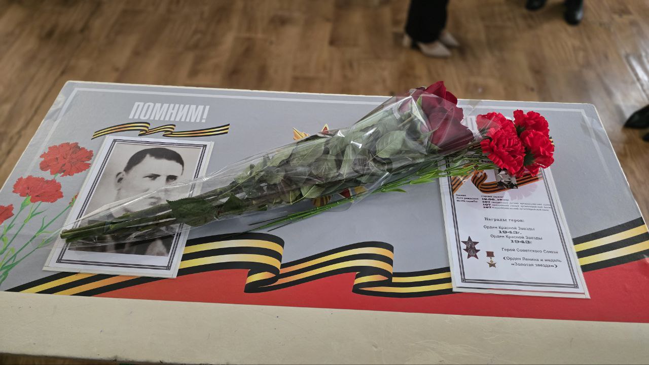 Надежда Бабешко: Во втором отделении Ивановской школы в рамках патриотического проекта партии «Единая Россия» состоялось торжественное открытие новой Парты Героя, посвящённой Герою Советского Союза Фёдору Григорьевичу Резнику