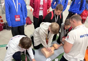 Первые готовятся к соревнованиям на одной из площадок Всероссийского чемпионата по оказанию первой помощи