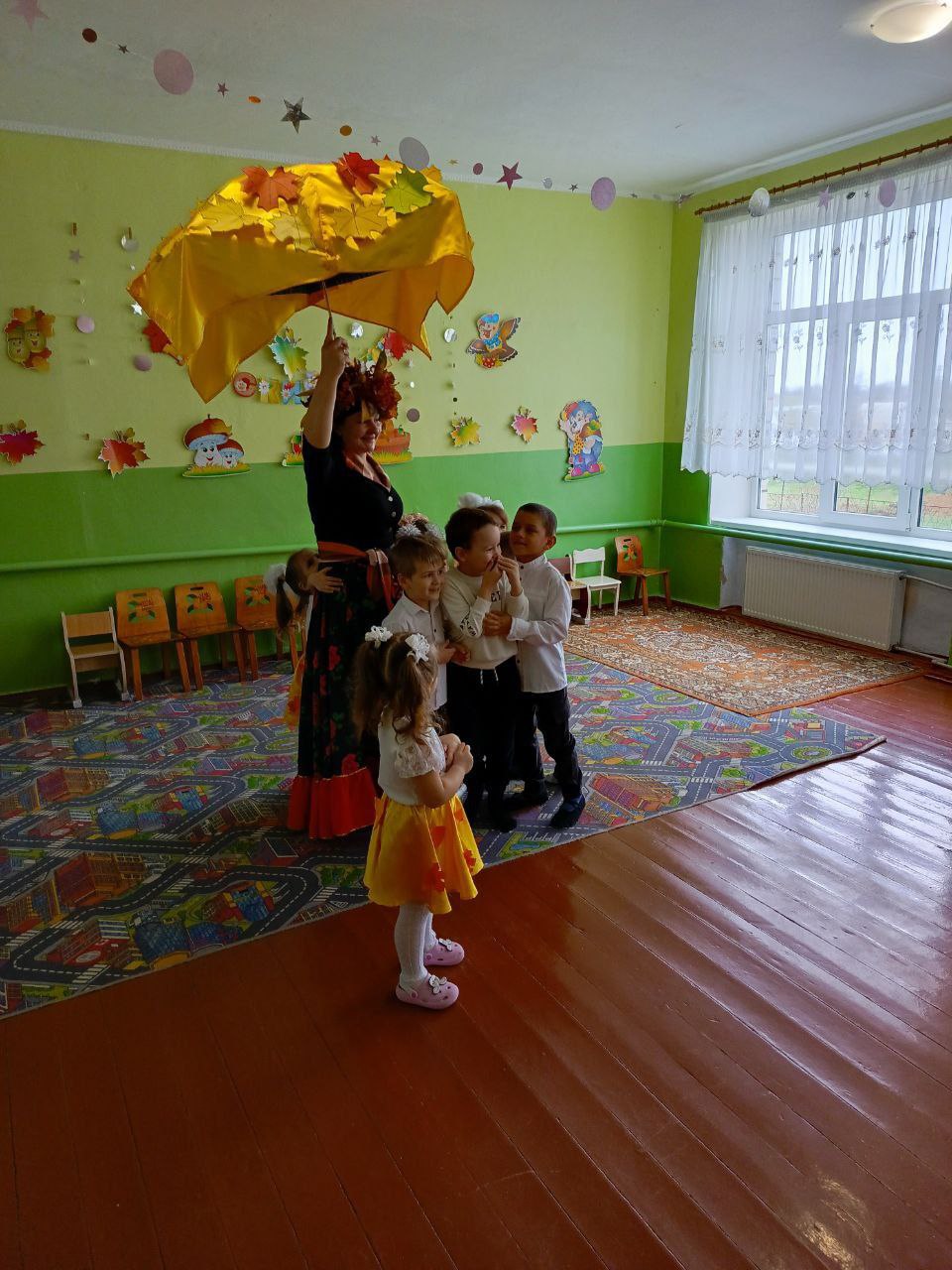 Праздник осени в Александровском ясли-саде «Берёзка» Праздник осени в Александровском ясли-саде «Берёзка»