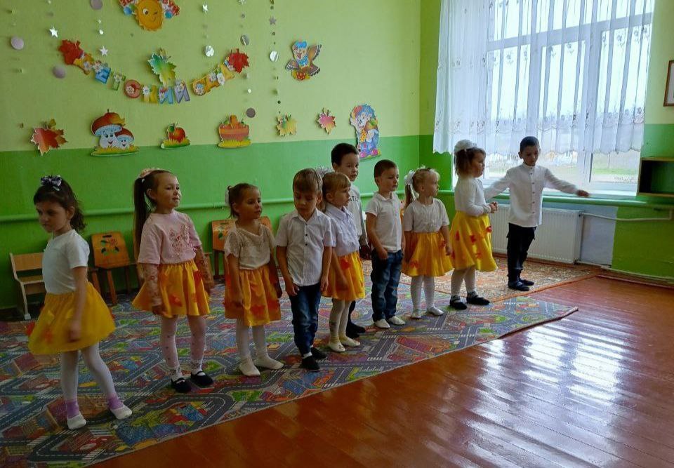 Праздник осени в Александровском ясли-саде «Берёзка» Праздник осени в Александровском ясли-саде «Берёзка»