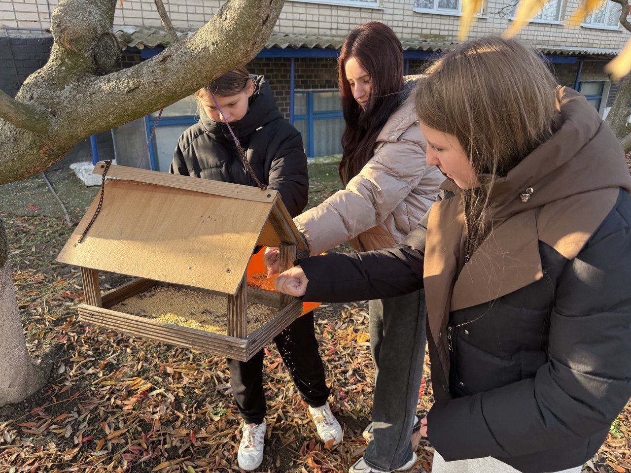 В Костогрызовском сельском клубе прошла экологическая акция «Покормите птиц» В Костогрызовском сельском клубе прошла экологическая акция «Покормите птиц»