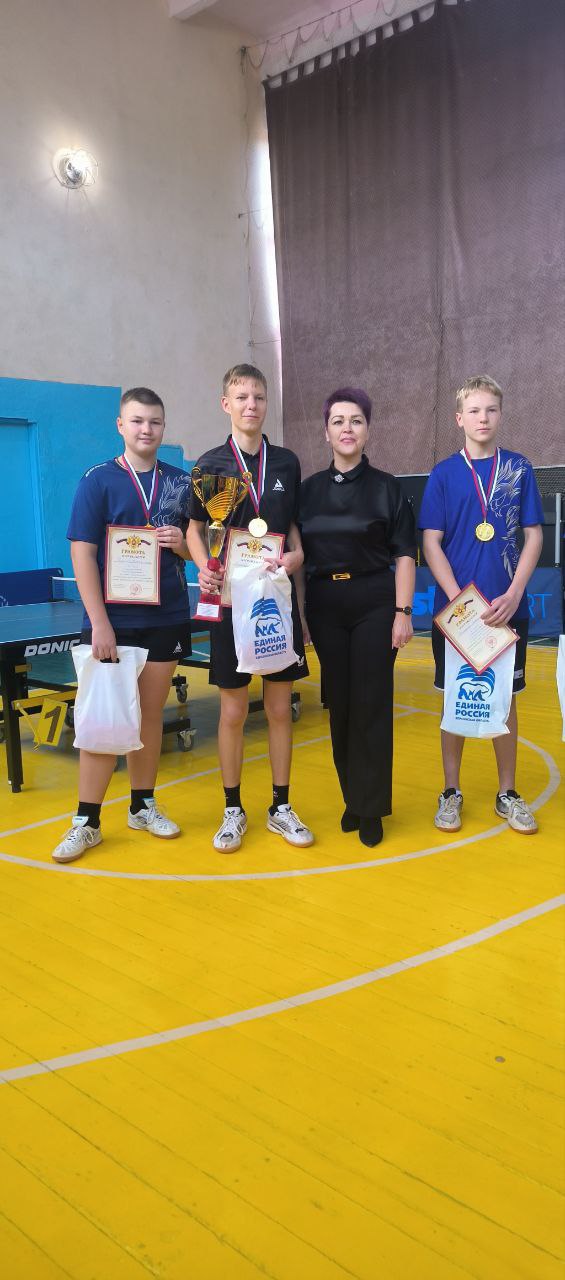 В Геническе теннисисты поборолись за Кубок Главы округа В Геническе теннисисты поборолись за Кубок Главы округа