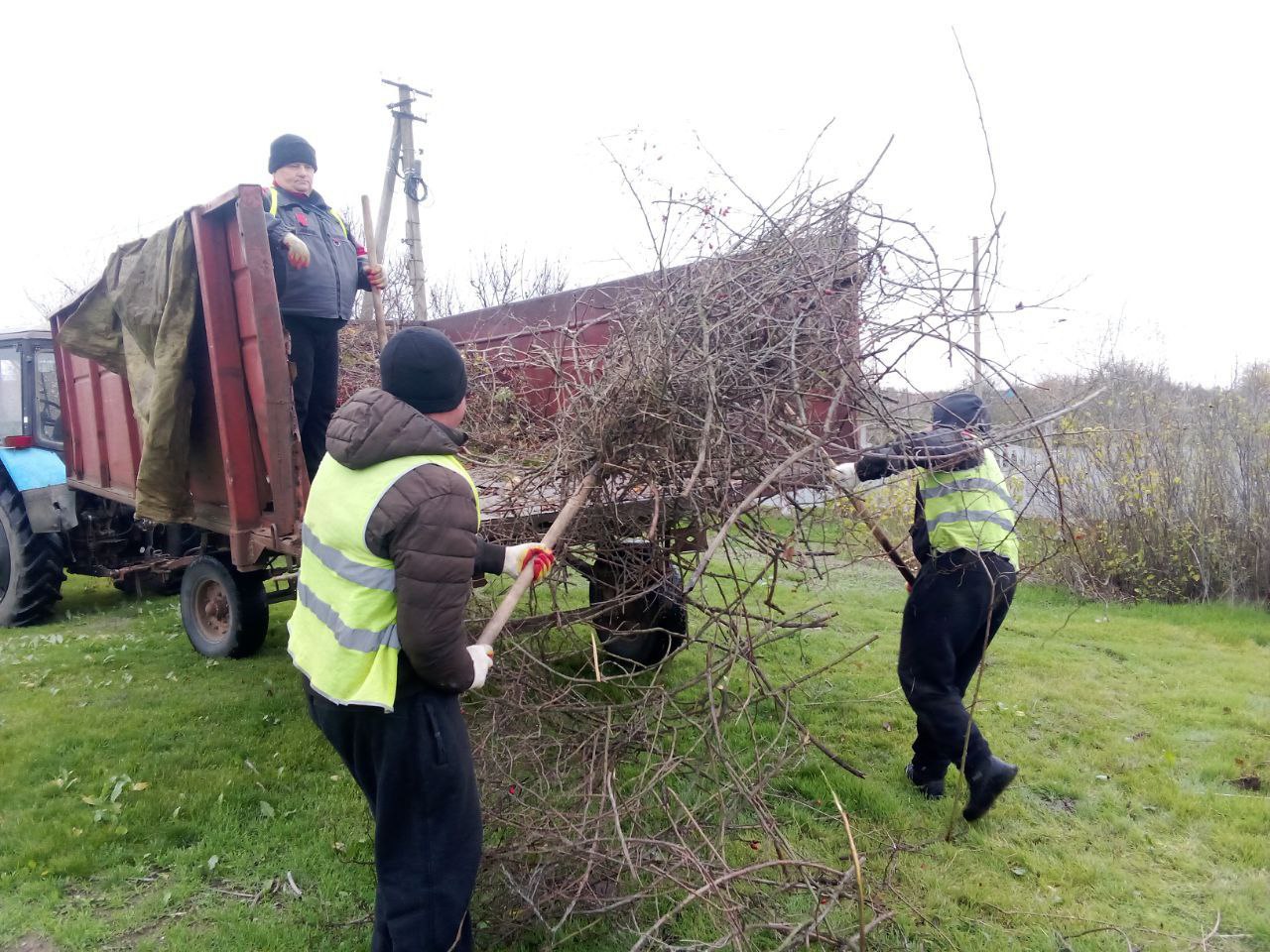 Коммунальные работники Каховки каждое утро выходят на улицы, чтобы обеспечить чистоту и благоустройство города Коммунальные работники Каховки каждое утро выходят на улицы, чтобы обеспечить чистоту и благоустройство города