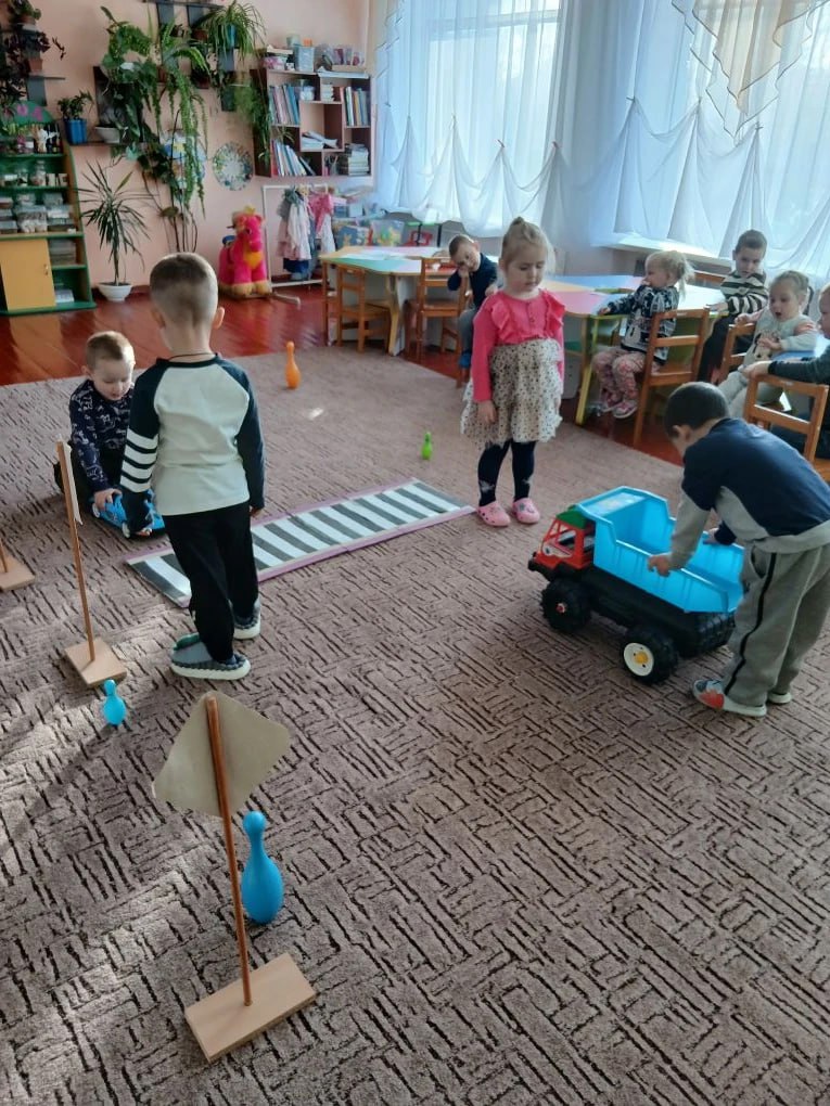 Малыши Владимировского детского сада изучают правила дорожного движения Малыши Владимировского детского сада изучают правила дорожного движения