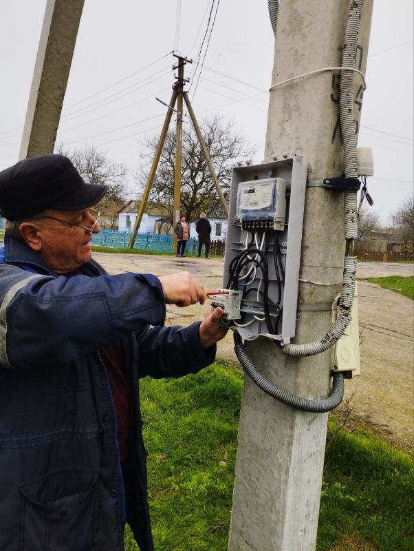 В населенных пунктах Каховского округа продолжается ремонт уличного освещения В населенных пунктах Каховского округа продолжается ремонт уличного освещения