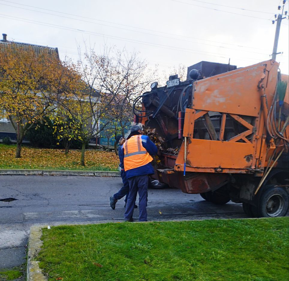 Коммунальные работники Каховки каждое утро выходят на улицы, чтобы обеспечить чистоту и благоустройство города Коммунальные работники Каховки каждое утро выходят на улицы, чтобы обеспечить чистоту и благоустройство города