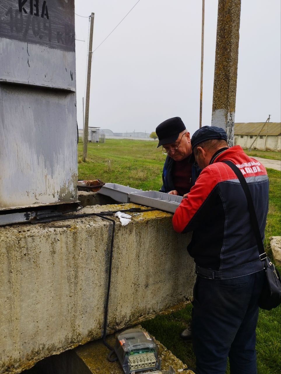 В населенных пунктах Каховского округа продолжается ремонт уличного освещения В населенных пунктах Каховского округа продолжается ремонт уличного освещения