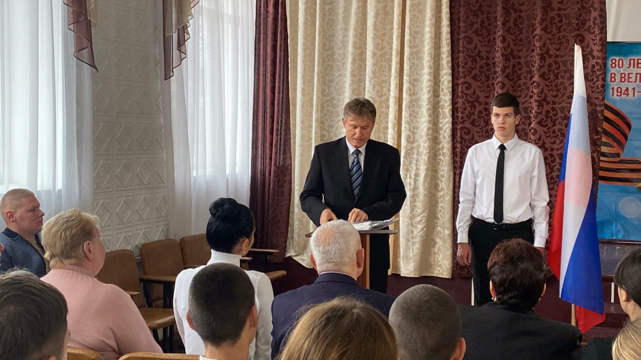 В открытом в этом году корпусе Ивановской школы открыли «Парту Героя» В открытом в этом году корпусе Ивановской школы открыли «Парту Героя»