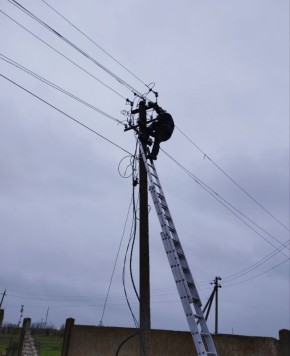 В населенных пунктах Каховского округа продолжается ремонт уличного освещения