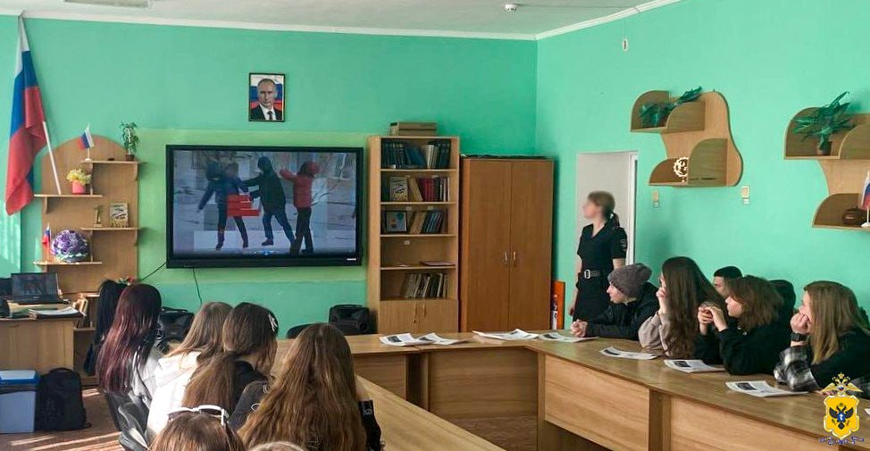 Сотрудники полиции рассказали о вреде наркотиков школьникам Херсонской области