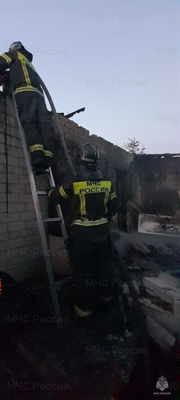 Спасатели Херсонской области ликвидировали возгорание в хозяйственной постройке, вспыхнувшее в городе Геническ