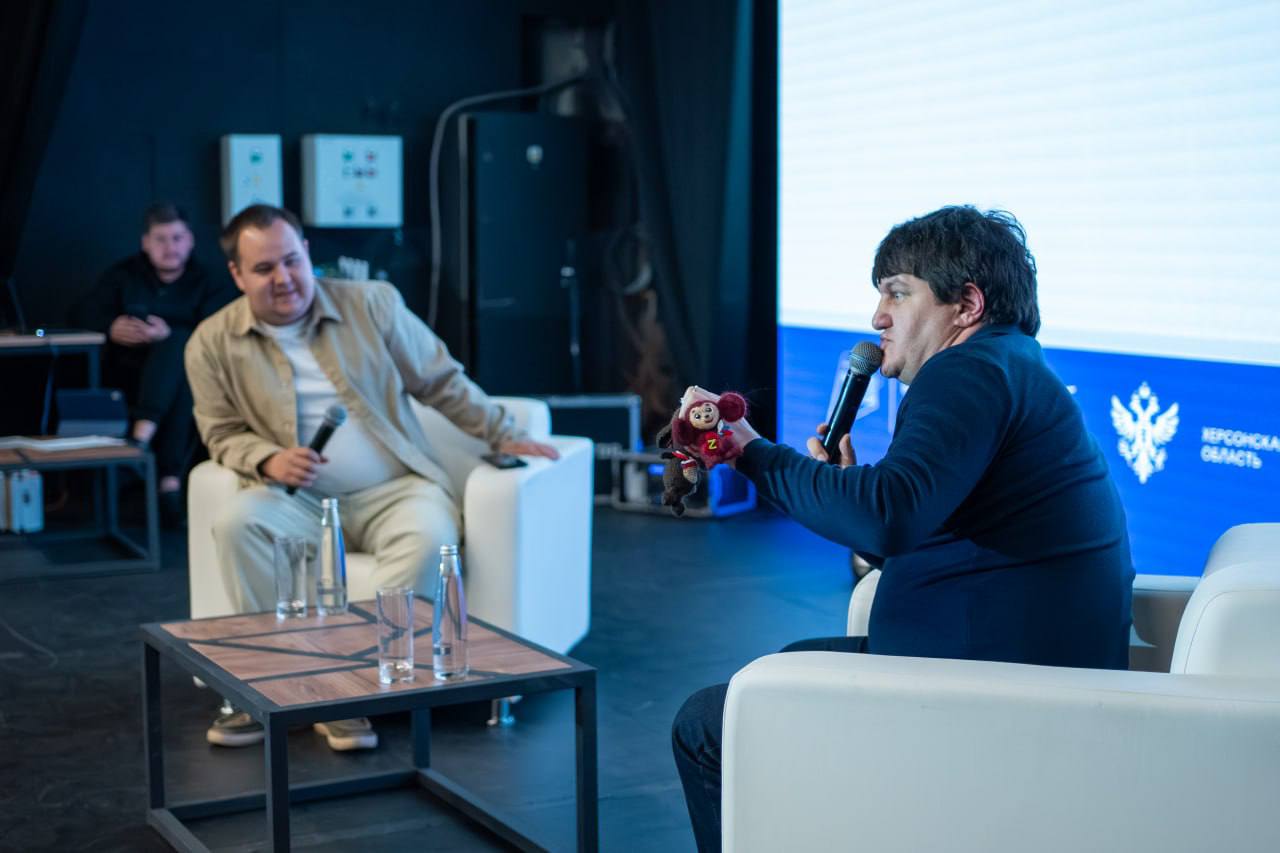 Герой Донецкой Народной Республики, командир интернациональной бригады «Пятнашка» Ахра Авидзба провёл «Диалог на равных с Героем» в рамках форума «Будь с нами» Герой Донецкой Народной Республики, командир интернациональной бригады «Пятнашка» Ахра Авидзба провёл «Диалог на равных с Героем» в рамках форума «Будь с нами»