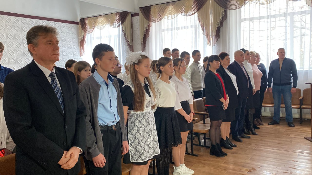 В открытом в этом году корпусе Ивановской школы открыли «Парту Героя» В открытом в этом году корпусе Ивановской школы открыли «Парту Героя»