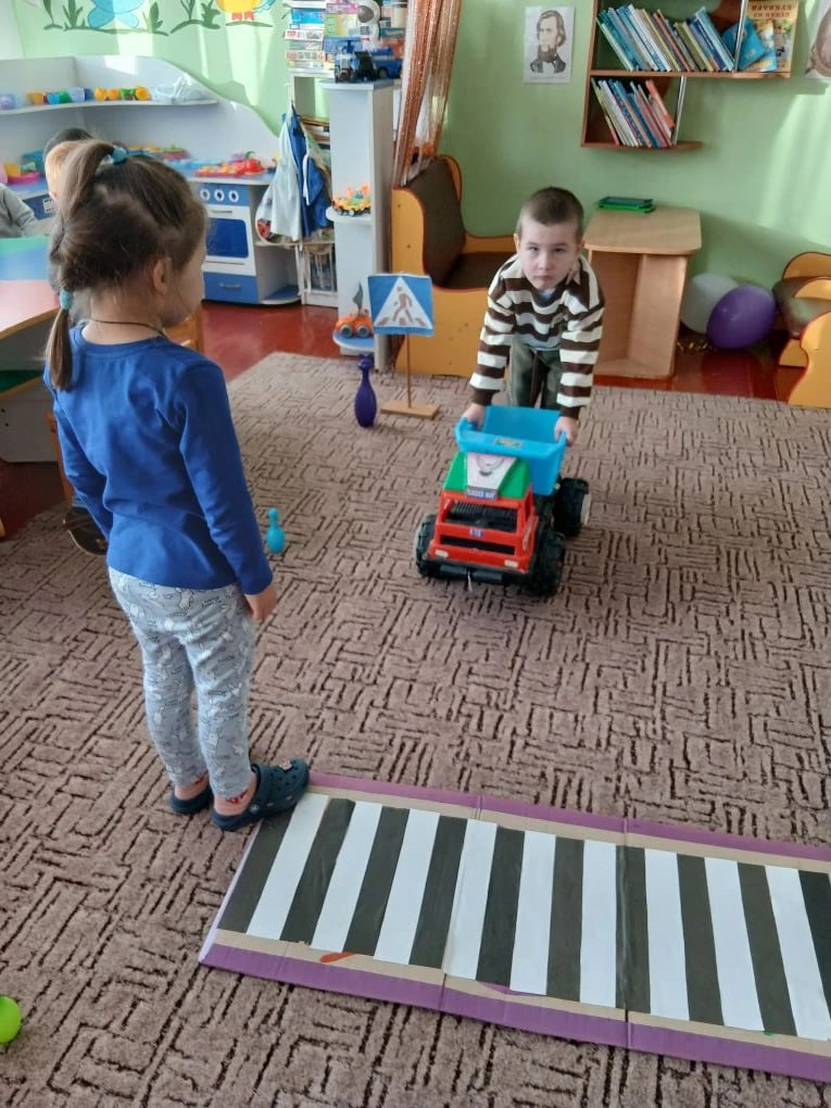 Малыши Владимировского детского сада изучают правила дорожного движения Малыши Владимировского детского сада изучают правила дорожного движения