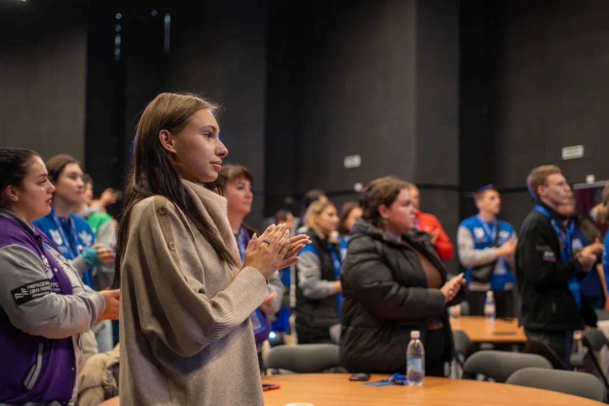 Герой Донецкой Народной Республики, командир интернациональной бригады «Пятнашка» Ахра Авидзба провёл «Диалог на равных с Героем» в рамках форума «Будь с нами» Герой Донецкой Народной Республики, командир интернациональной бригады «Пятнашка» Ахра Авидзба провёл «Диалог на равных с Героем» в рамках форума «Будь с нами»