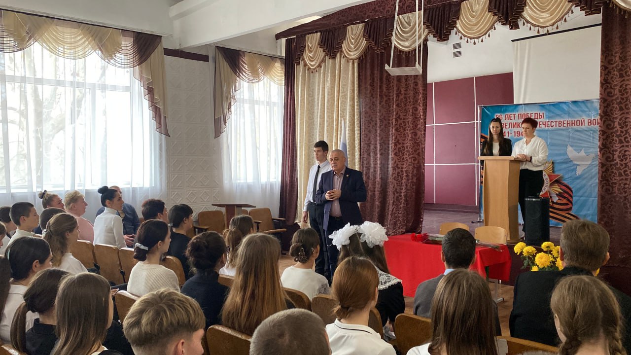 В открытом в этом году корпусе Ивановской школы открыли «Парту Героя» В открытом в этом году корпусе Ивановской школы открыли «Парту Героя»