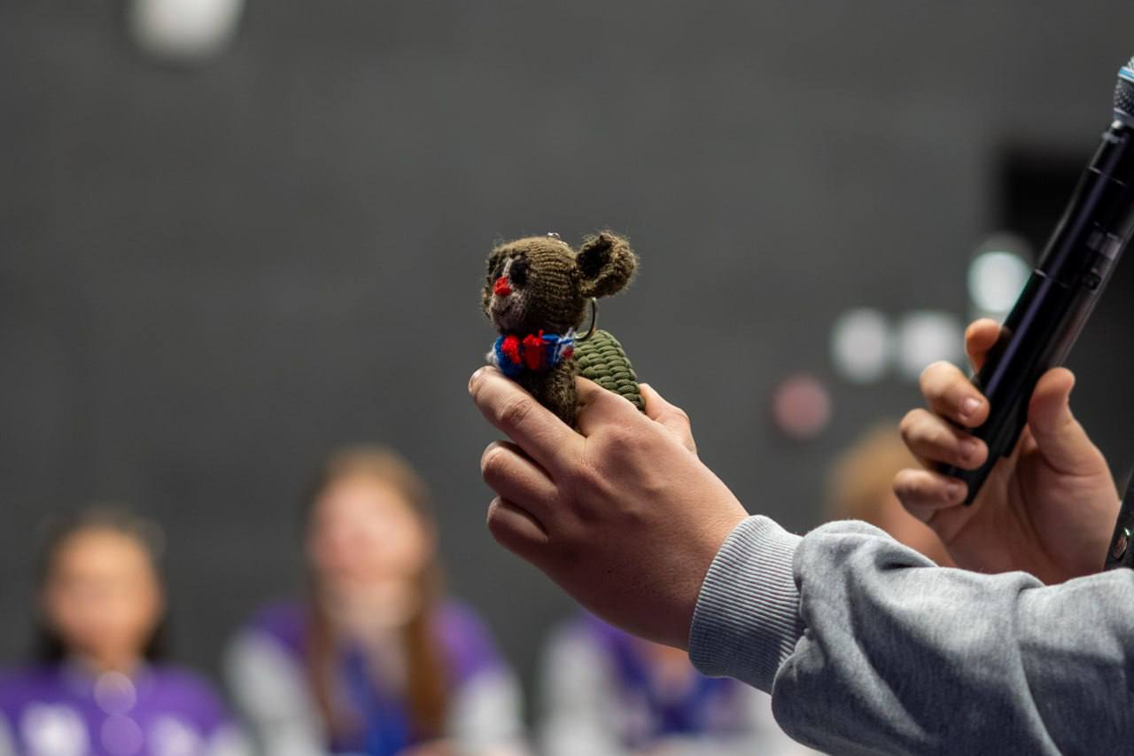 Герой Донецкой Народной Республики, командир интернациональной бригады «Пятнашка» Ахра Авидзба провёл «Диалог на равных с Героем» в рамках форума «Будь с нами» Герой Донецкой Народной Республики, командир интернациональной бригады «Пятнашка» Ахра Авидзба провёл «Диалог на равных с Героем» в рамках форума «Будь с нами»