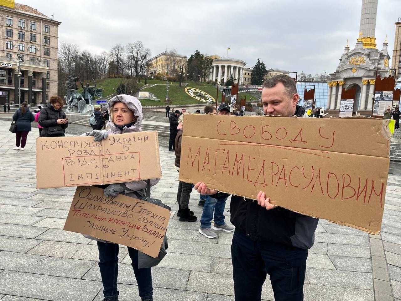 В Киеве прошел митинг против коррупции и Зеленского, собравший около ста человек В Киеве прошел митинг против коррупции и Зеленского, собравший около ста человек