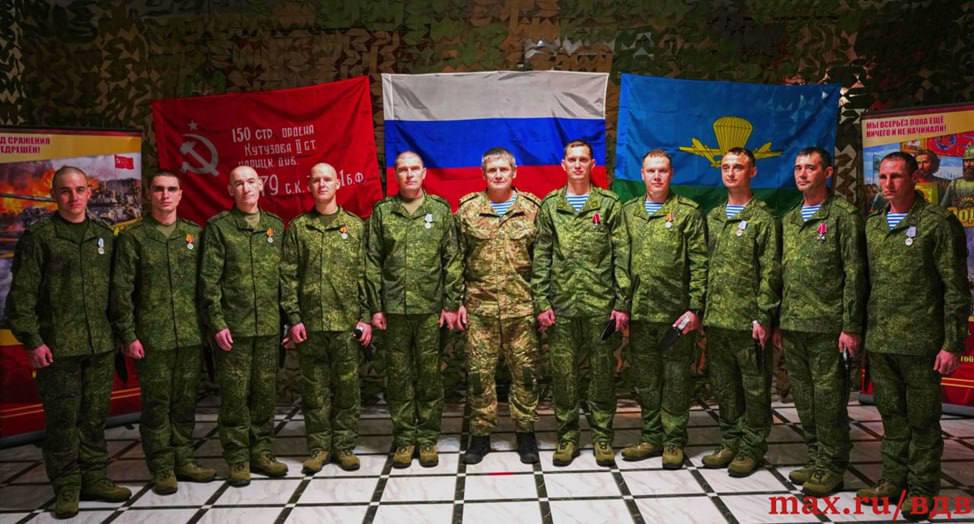 Герой России, командующий ВДВ и группировкой «Днепр» генерал-полковник Михаил Теплинский вручил государственные награды десантникам 108-го гвардейского полка и военнослужащим 58-й армии