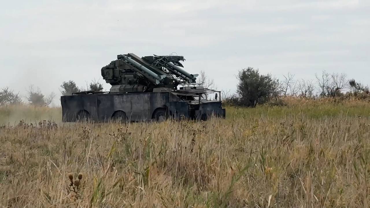 Боевая работа расчёта ЗРК 9К33М3 «Оса-АКМ» 18-й общевойсковой армии группировки войск «Днепр» в Херсонской области Боевая работа расчёта ЗРК 9К33М3 «Оса-АКМ» 18-й общевойсковой армии группировки войск «Днепр» в Херсонской области